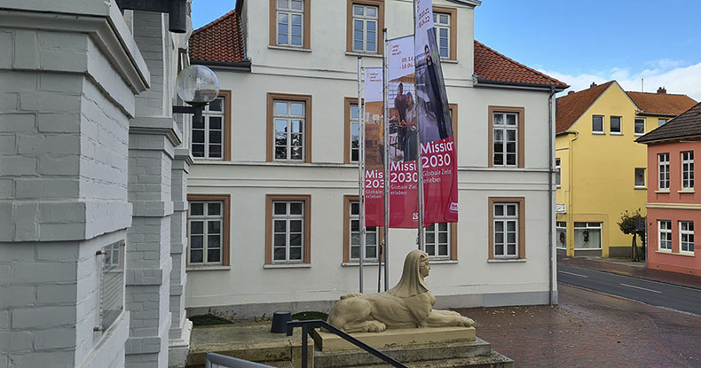 Fahnen und Fahnenmasten vor dem Landesmuseum Natur und Mensch in Oldenburg